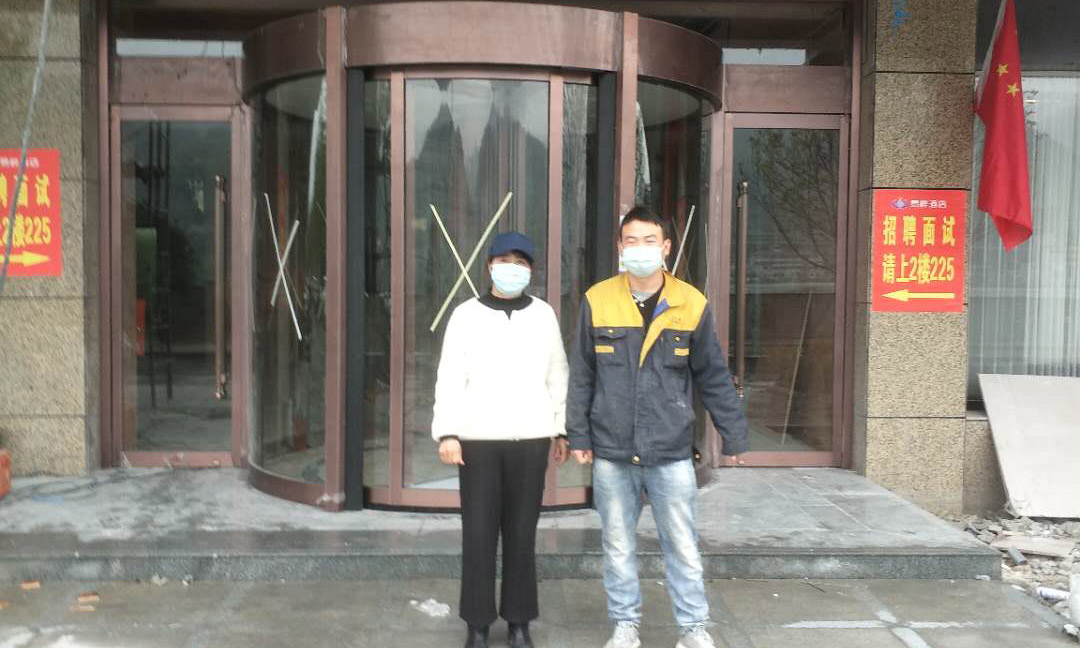 石泉兩翼自動旋轉門業(yè)主和安裝工人合影 石泉兩翼自動旋轉門業(yè)主和安裝工人合影