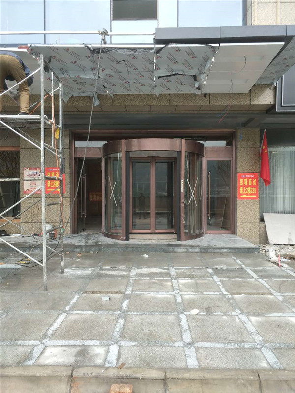 石泉兩翼自動旋轉門安裝現(xiàn)場 石泉兩翼自動旋轉門安裝現(xiàn)場